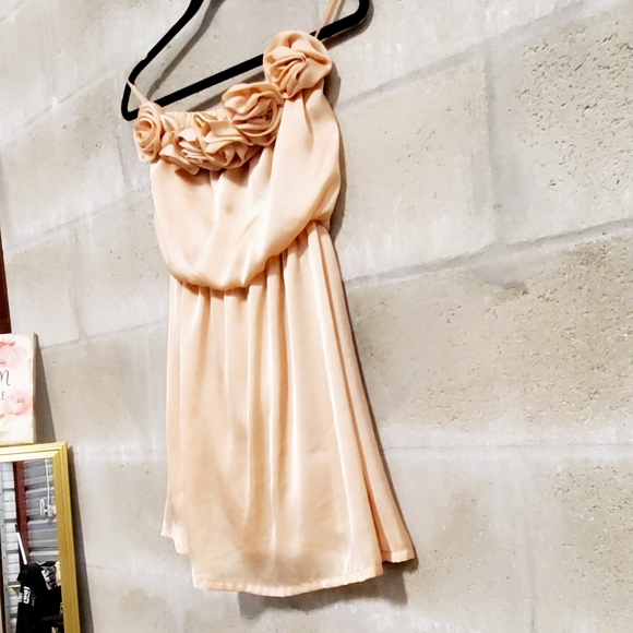 Dresses & Skirts - Peach bridesmaid homecoming prom dress w flower